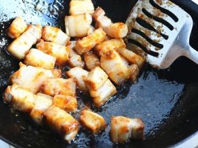 倒入刚才炒过的肉，翻炒使肉均匀裹上糖色。