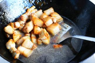 加入足量的热水，以及老抽和醋。