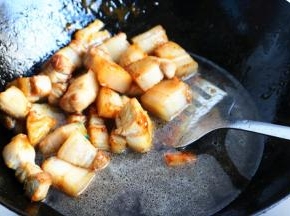 加入足量的热水，以及老抽和醋。