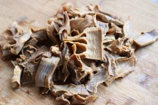 笋干提前泡发，洗净切段。