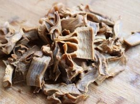 笋干提前泡发，洗净切段。