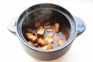 五花肉连汤一起移入砂锅里，砂锅炖出来的肉比压力锅的要好吃，压力锅虽然快，但是肉都炖成渣了，一碰就碎，口感太过软烂