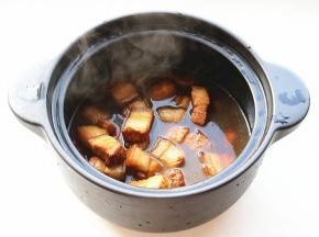 五花肉连汤一起移入砂锅里，砂锅炖出来的肉比压力锅的要好吃，压力锅虽然快，但是肉都炖成渣了，一碰就碎，口感太过软烂