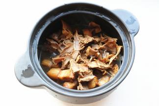 笋干也一并放入。