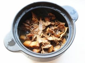 笋干也一并放入。