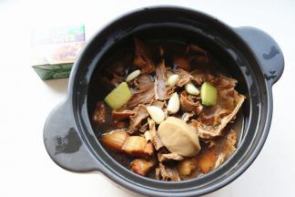 加入姜片、蒜和一个浓汤宝，加入一颗干辣椒，为了提味，并不会吃到辣味，如果感觉水不太够，这一步再加一些，一定要一次加足水