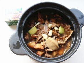 加入姜片、蒜和一个浓汤宝，加入一颗干辣椒，为了提味，并不会吃到辣味，如果感觉水不太够，这一步再加一些，一定要一次加足水