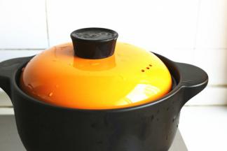 盖上砂锅盖子，大火烧开后，转小火，炖1个小时。