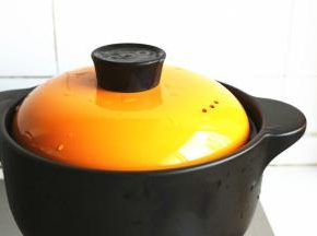 盖上砂锅盖子，大火烧开后，转小火，炖1个小时。