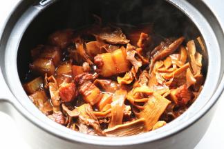 炖好的笋干红烧肉，到最后的时候一定注意看一下，别把水烧干了，略微留点汤汁，用来拌饭简直一级棒，炖好的笋干红烧肉，香气扑鼻，口感软糯但不会太烂，一切都是刚刚好的样子。盛一碗米饭开始吃吧。