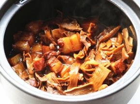 炖好的笋干红烧肉，到最后的时候一定注意看一下，别把水烧干了，略微留点汤汁，用来拌饭简直一级棒，炖好的笋干红烧肉，香气扑鼻，口感软糯但不会太烂，一切都是刚刚好的样子。盛一碗米饭开始吃吧。