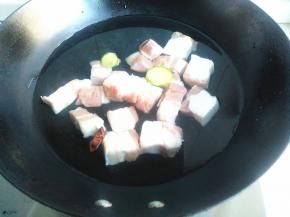 五花肉切成2厘米见方的块，锅内加水，肉块冷水入锅，加一颗八角，两片姜，煮开后再煮3分钟左右。