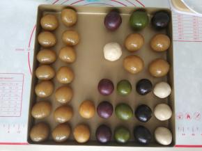 将除了台式以外的桃山皮分别分成：3个25g和1个35g
台式桃山皮分成：2个25g
馅料分成：4个35g 和14个25g