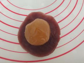 取一只饼皮，压扁