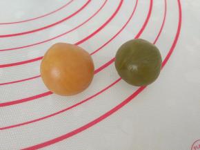 取台式桃山皮和绿茶桃山皮，分别取一半，凑成一个双色的饼皮