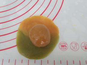 压扁，放入馅料