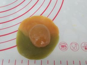 压扁，放入馅料