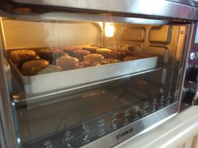 放入越热好的烤箱，上下火160，中层，15分钟左右