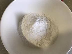 将冰皮月饼所有粉类倒入碗中混合。
