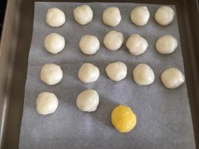 将冰皮按25克一个分成17粉，揉圆