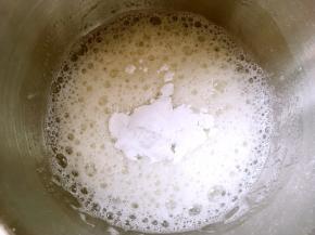 打蛋盆搽干净，无水无油状态，倒入蛋白用电动打蛋器打出泡泡状，分次加入糖霜继续打发