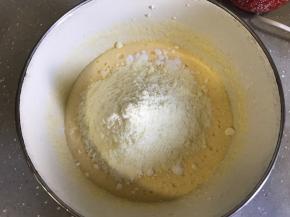 加入澄粉和奶粉