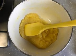 制作好的奶黄馅具有一定硬度，不粘刮刀。
放凉备用。