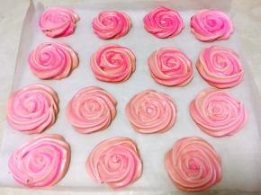 入烤箱110度烤100分钟，烤好的玫瑰花很好脱模，不会粘在油纸上