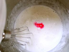 打至浓稠状态加入香草粉跟色素调成粉色，继续打发