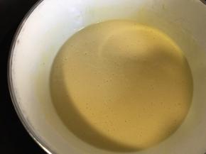 放入锅里隔水加热，继续用手抽搅拌，黄油融化后油水分离的状况就消失了。