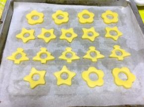 再用小号的圆形模具在饼干中间压一下，裁出圆洞，我用的裱花嘴圆头压的，之后烤箱预热180度，入烤箱170度烤10分钟