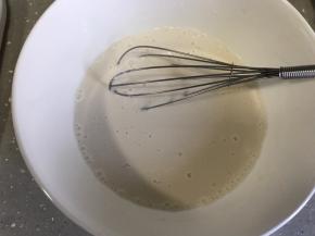 加入牛奶，用手抽搅拌至粉类全部融化。