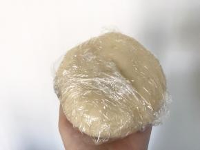 包上保鲜膜，放凉备用。