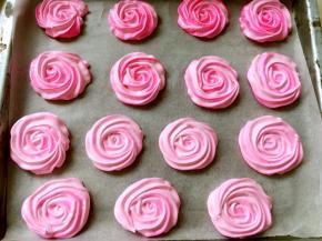 烤箱预热120度，烤盘铺油纸，均匀的挤出玫瑰花