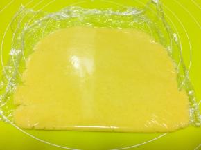 用擀面杖擀成约0.3厘米厚的薄片，之后放入冰箱冷冻10分钟