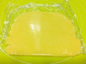 用擀面杖擀成约0.3厘米厚的薄片，之后放入冰箱冷冻10分钟
