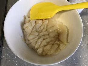 将蒸好的冰皮用刮刀切割成小块，放置不烫手，用手揉置油全部吸收