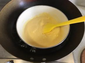 蒸了两个5分钟后就不用再盖锅盖了，用刮刀不断搅拌至水份全部蒸干。奶黄馅要蒸的干一些，不停搅拌。注意别被烫到了。