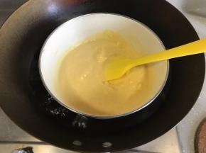 蒸了两个5分钟后就不用再盖锅盖了，用刮刀不断搅拌至水份全部蒸干。奶黄馅要蒸的干一些，不停搅拌。注意别被烫到了。