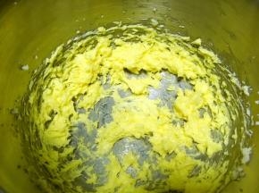 再加入剩下的蛋黄液，打发均匀至完全蓬松状态