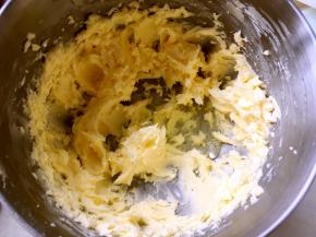 用打蛋器打发至蓬松状态，黄油颜色变浅