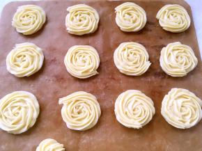 将搅拌好的面糊装入裱花袋，我用的中号6齿裱花嘴，烤箱预热180度，烤盘铺油纸或油布，挤上均匀的花朵