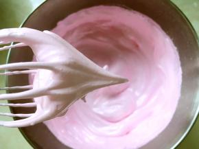 电动打蛋器一直打出有光泽的蛋白霜，提起打蛋器有个直立的三角尖即可