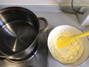 制作奶黄馅。锅里倒部分清水，小火加热
黄油提前室温软化，加入细砂糖，用电动打蛋器打发至颜色变白，体积蓬松。