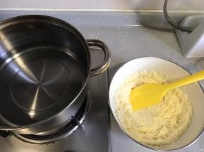 制作奶黄馅。锅里倒部分清水，小火加热
黄油提前室温软化，加入细砂糖，用电动打蛋器打发至颜色变白，体积蓬松。