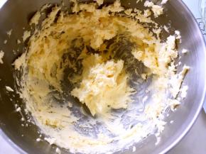 黄油室温软化，稍稍打发一下