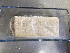 期间制作糕粉。将50克糯米粉倒入不粘锅翻炒，颜色发黄即可，倒入盘里放凉备用。