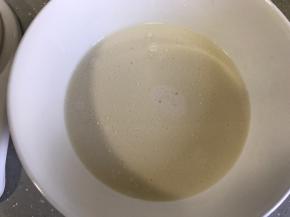 加入炼奶和玉米油，搅拌均匀。放入蒸锅隔水蒸25分钟。