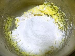 过筛低筋面粉跟一小撮盐，用刮棒翻拌均匀