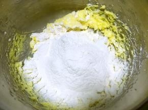 过筛低筋面粉跟一小撮盐，用刮棒翻拌均匀